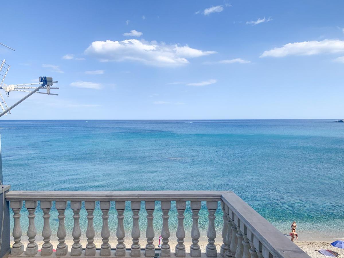 Maremare Apartments Giardini Naxos Bagian luar foto