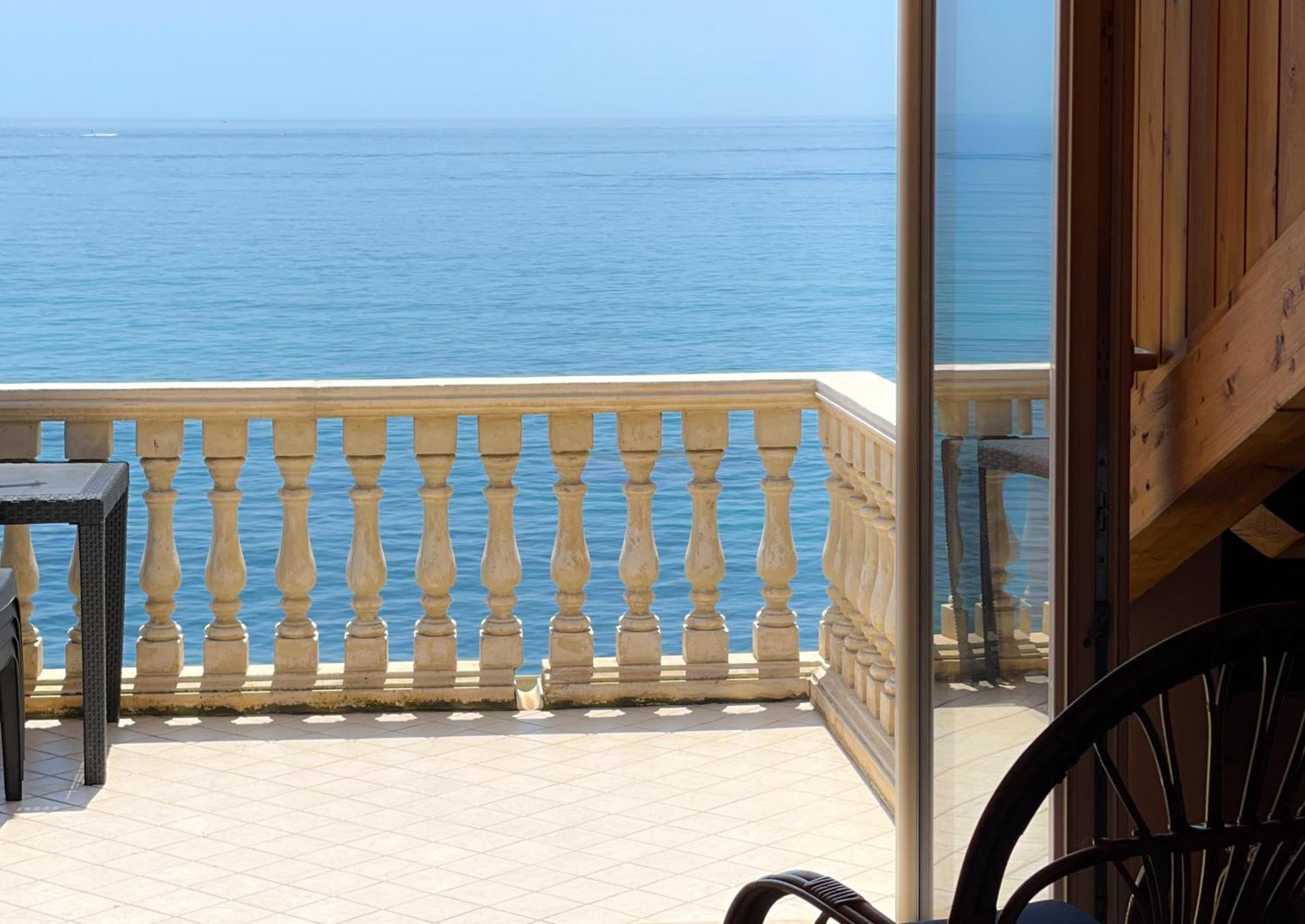 Maremare Apartments Giardini Naxos Bagian luar foto